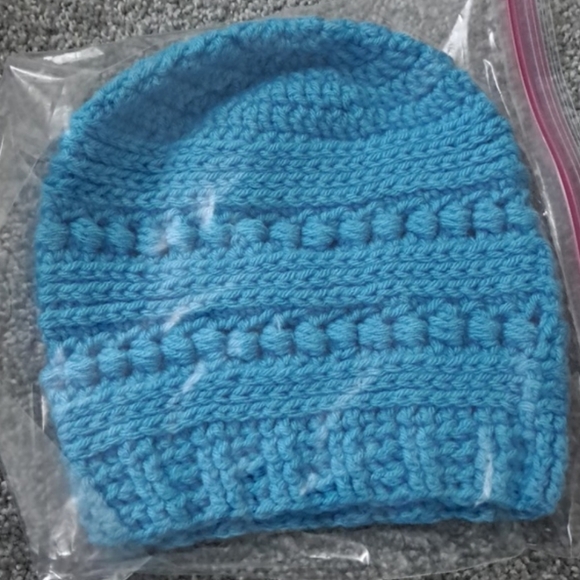 Womans winter hat - Picture 4 of 4